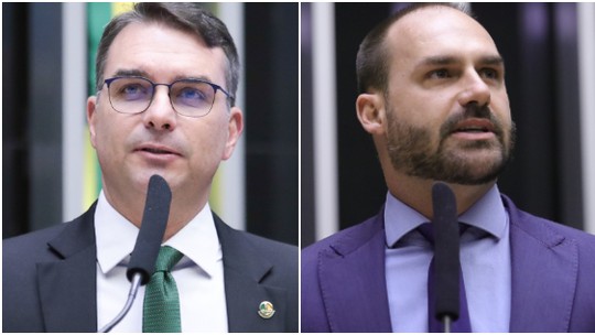 Filhos de Bolsonaro, Eduardo e Flávio criticam operação da PF: 'Não merecia passar por isso' - STF proibiu ex-presidente Bolsonaro de falar com autoridades estrangeiras e o obrigou a usar tornozeleira eletrônica. Medidas foram cumpridas em operação da PF nesta sexta (18).