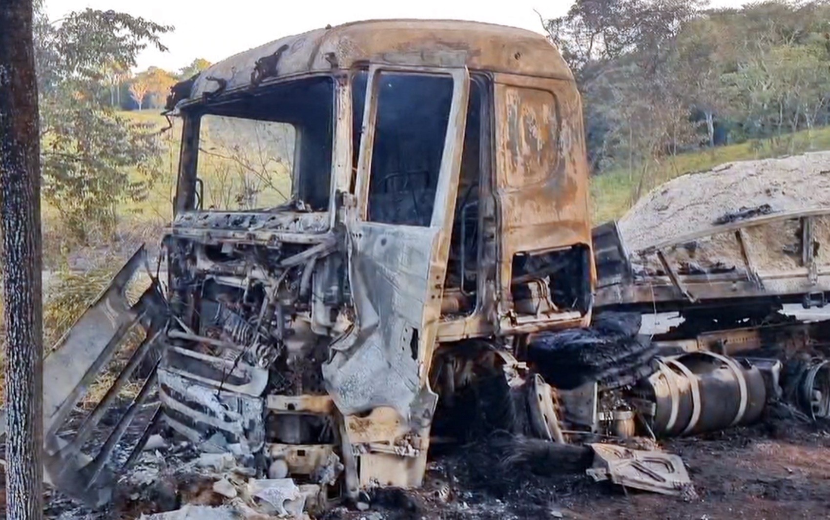 Caminhão pega fogo após se envolver em acidente com quatro veículos na MG-344, entre Pratápolis e Cássia, MG
