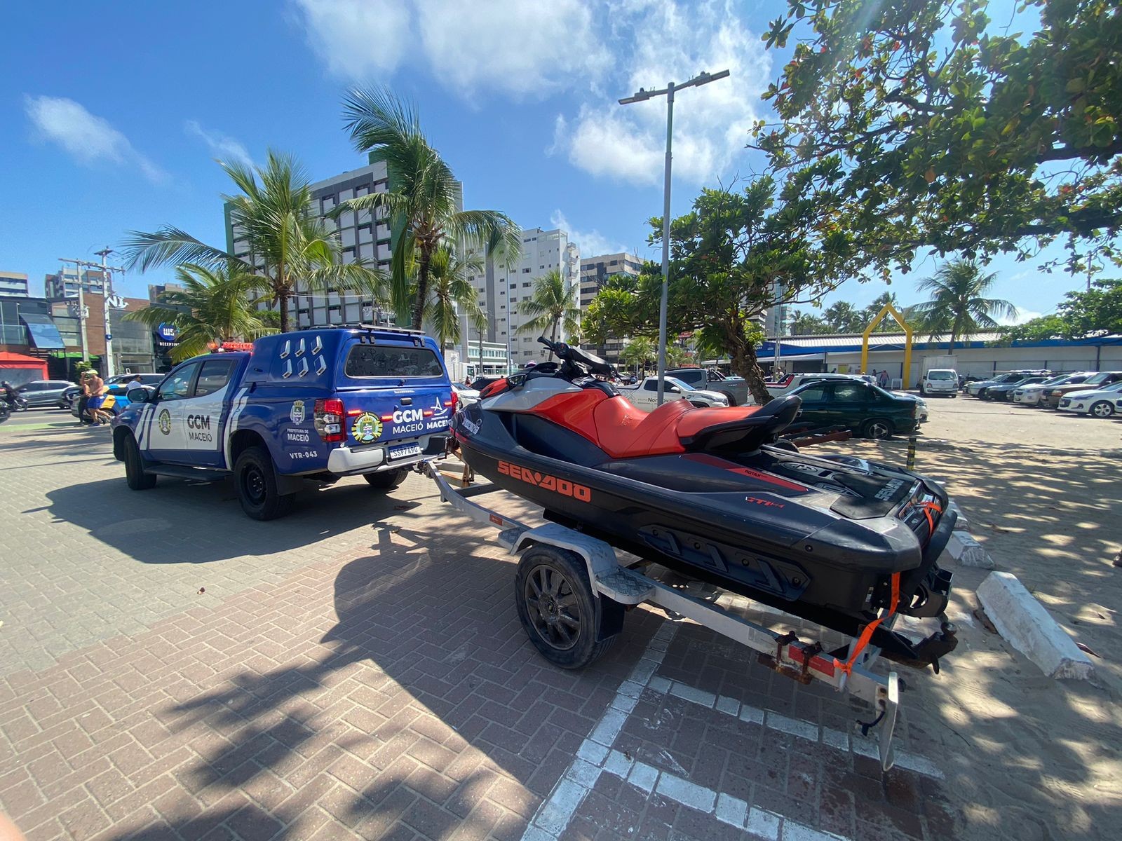 Pajuçara: operação apreende 3 jet skis e carretas sem autorização para passeios