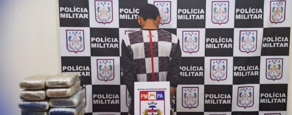 Suspeito preso com mais de 20 quilos de droga — Foto: Divulgação Polícia Militar
