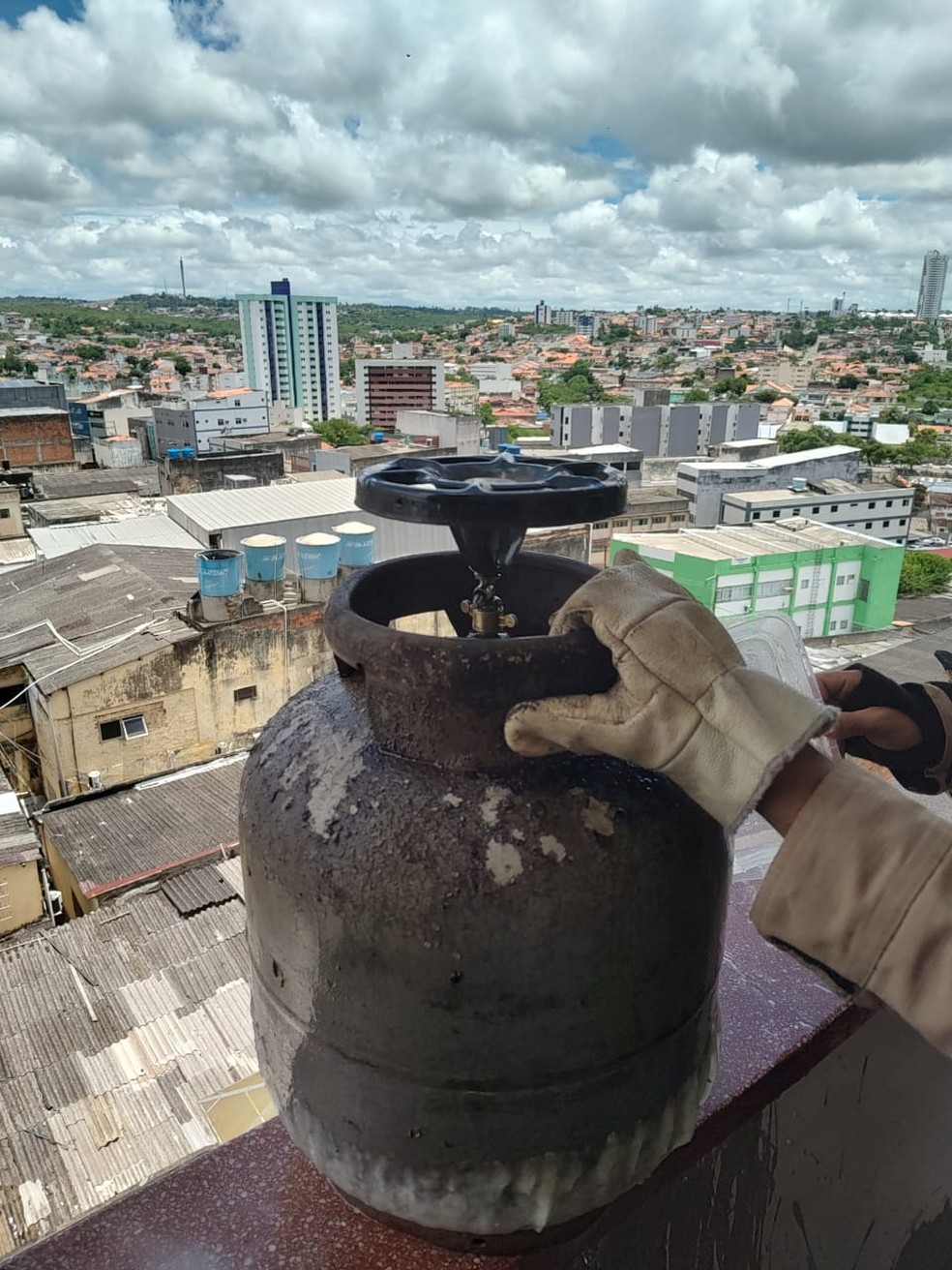 Corpo de Bombeiros conteve chamas após vazamento de gás em botijão que tinha "boca de fogão" instalada diretamente — Foto: Corpo de Bombeiros
