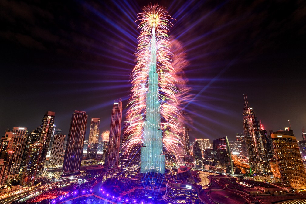 Fogos de artifício iluminam o edifício mais alto do mundo, o arranha-céu Burj Khalifa, em Dubai, nos Emirados Árabes Unidos. — Foto: Ryan Lim/ AFP