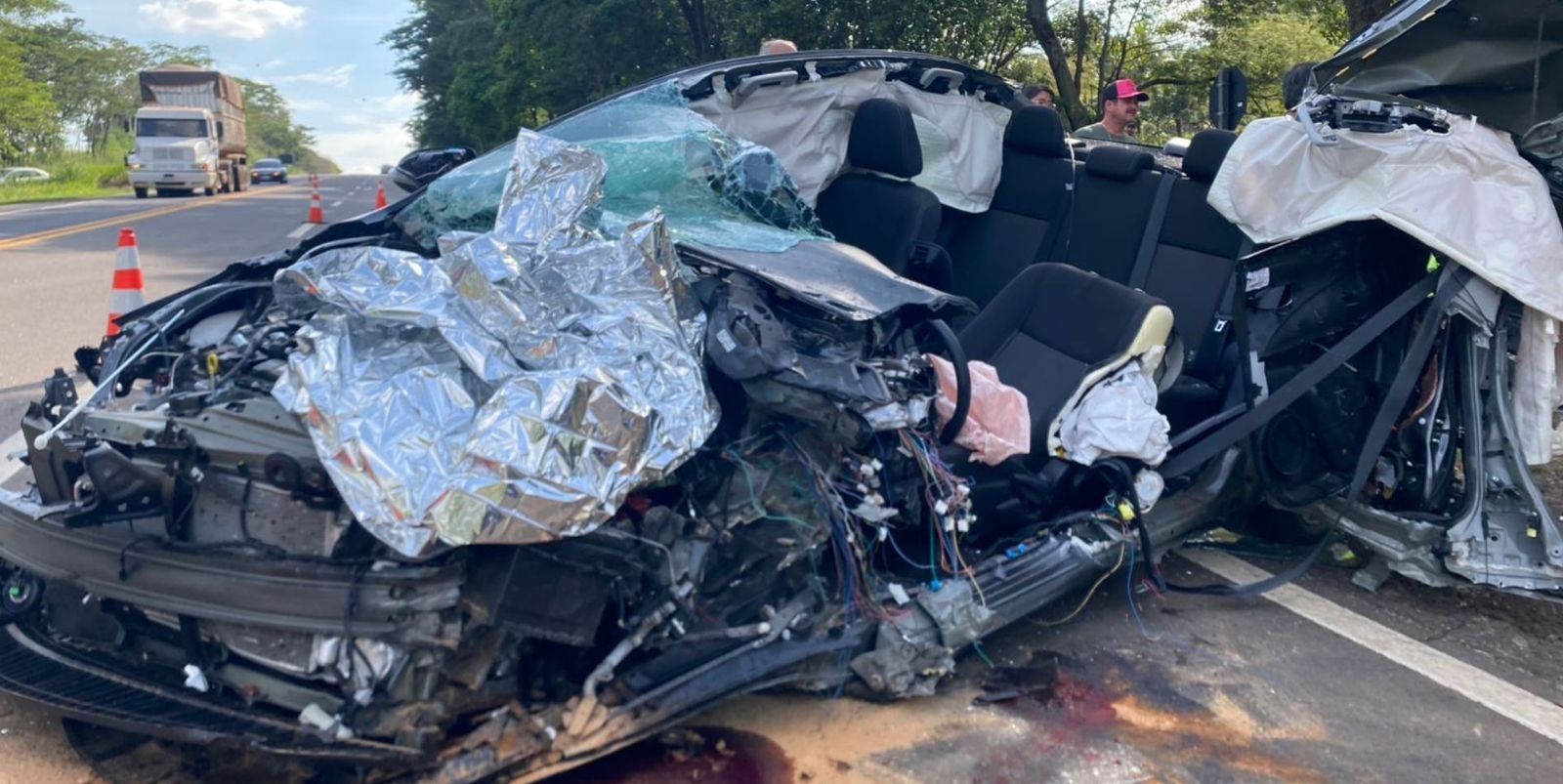 Idoso morre em colisão entre carro e ônibus com mais de 40 passageiros, em Flórida Paulista 