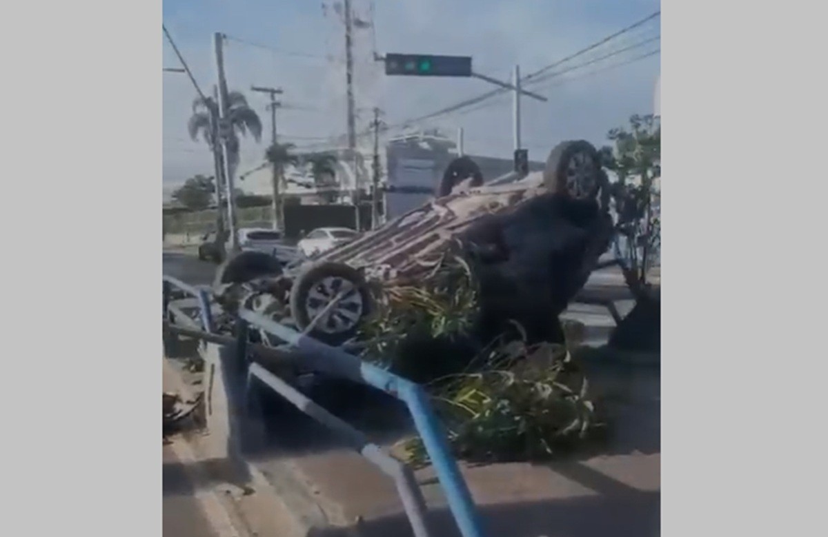 Carro capota e adolescente de 15 anos que pilotava um veículo elétrico é atropelado em Campos
