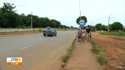Usuários do transporte público cobram instalação de abrigos nos pontos de ônibus