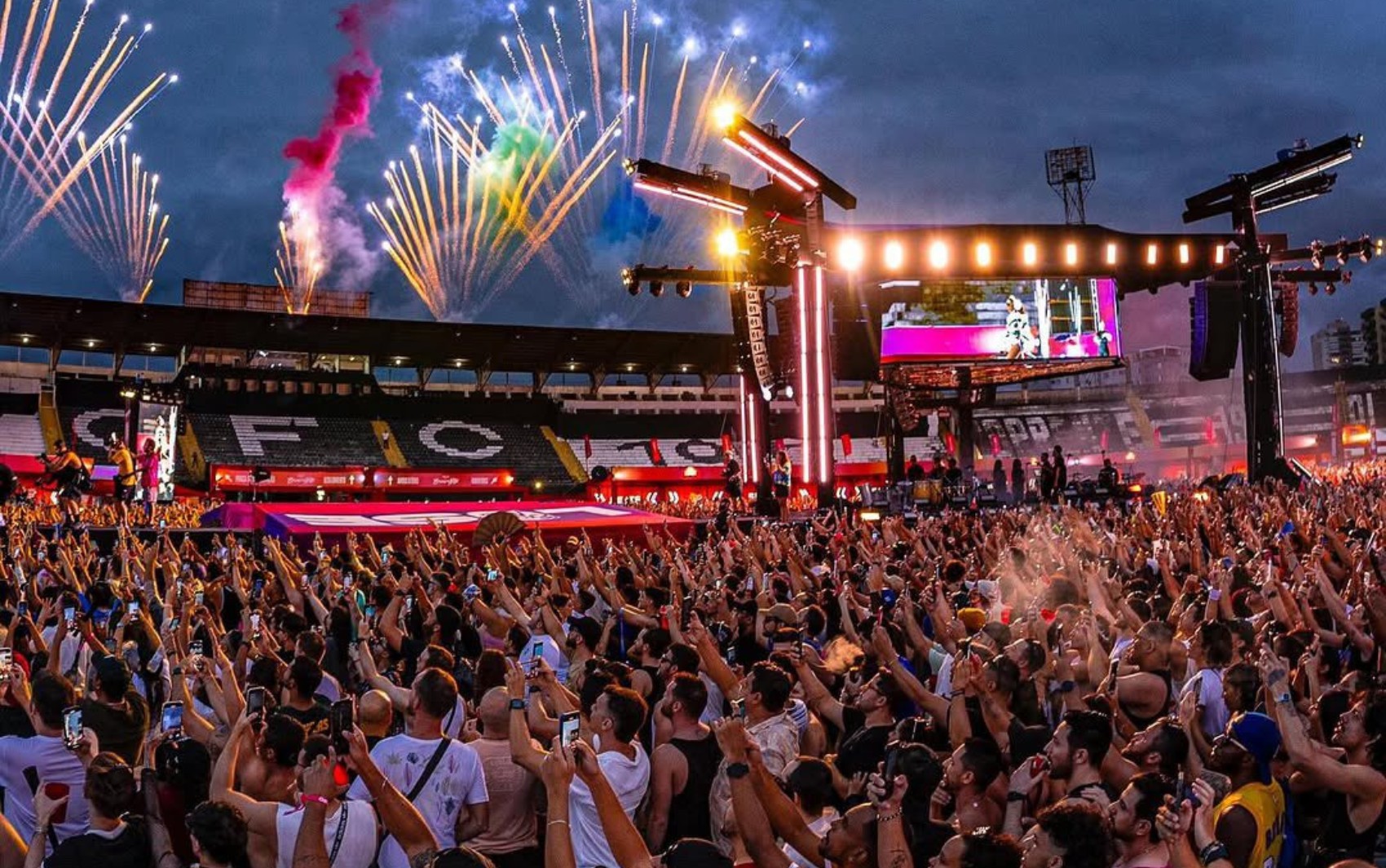 Fãs relatam onda de roubos e furtos de celulares no show 'Ensaios da Anitta' em Ribeirão Preto, SP