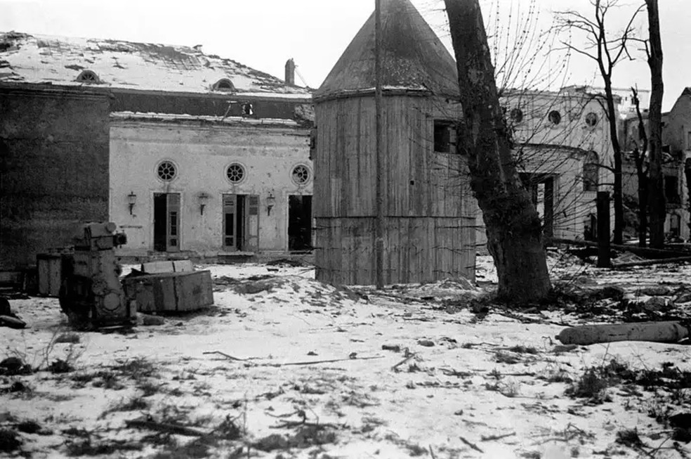 Vários metros abaixo da enorme residência oficial que mandou construir em Berlim, ficava o bunker onde Hitler passou seus últimos dias. — Foto: Getty Images via BBC