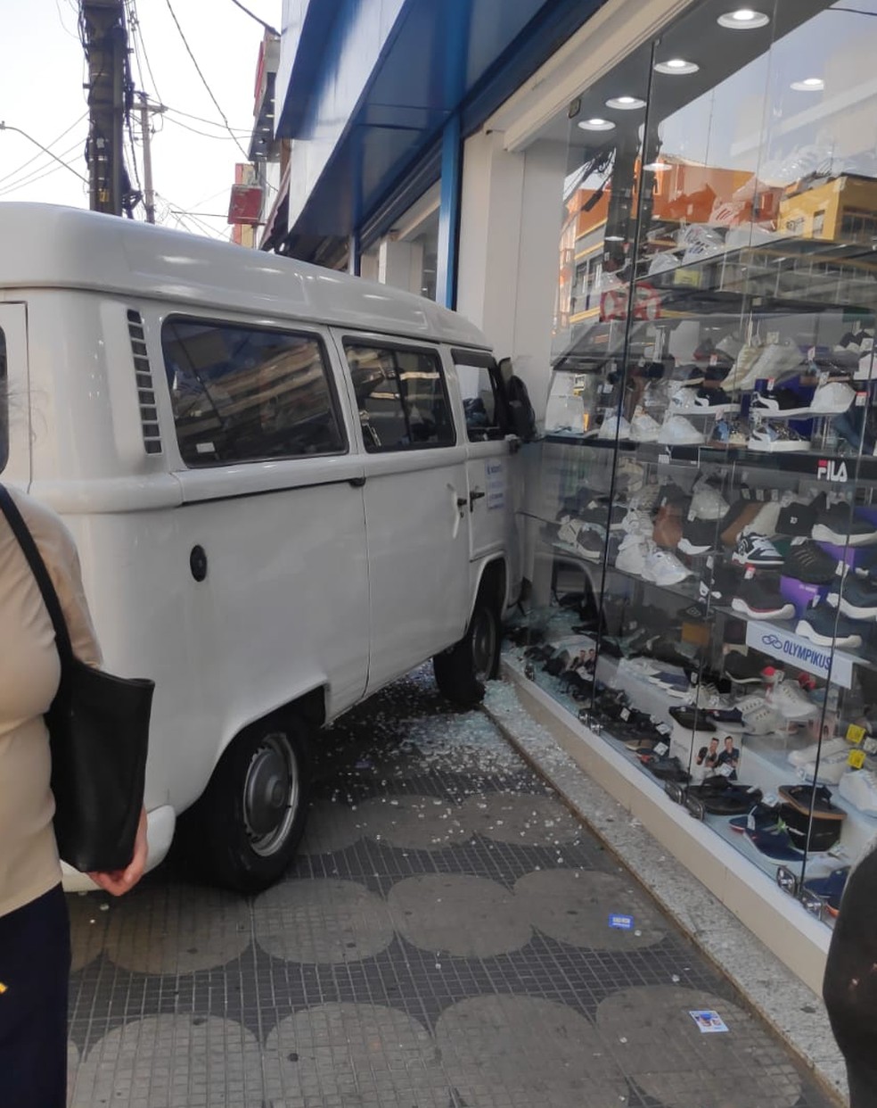 Motorista de Kombi bate em fachada de loja e deixa mulher ferida no Centro de Mogi das Cruzes Mogi das Cruzes e Suzano G1