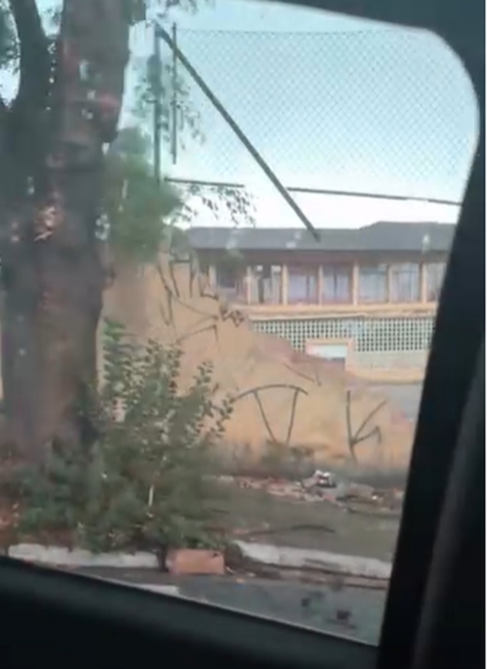 Queda de muro na Penha durante a chuva — Foto: Venha Que Sou da Penha/Reprodução