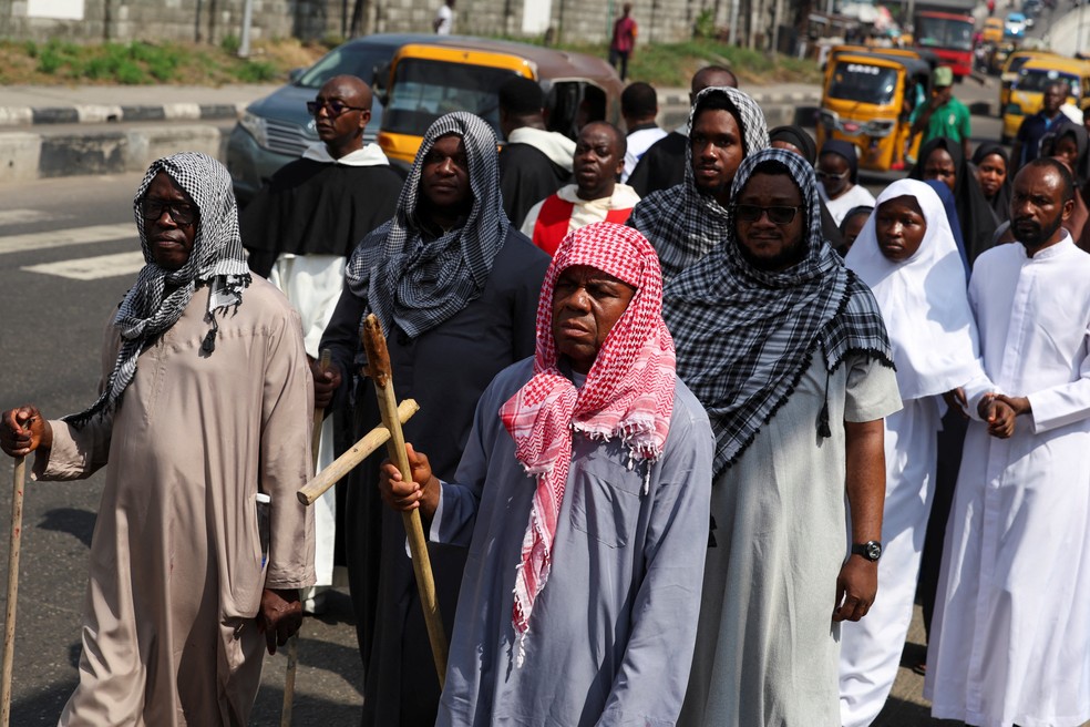 Encenação da crucificação de Cristo em Lagos, na Nigéria — Foto: Sodiq Adelakun/Reuters