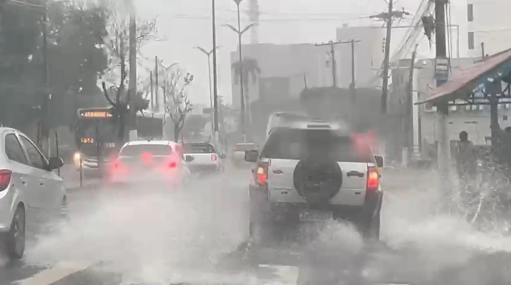 Manaus entra em estado de atenção por chuvas intensas nesta sexta-feira