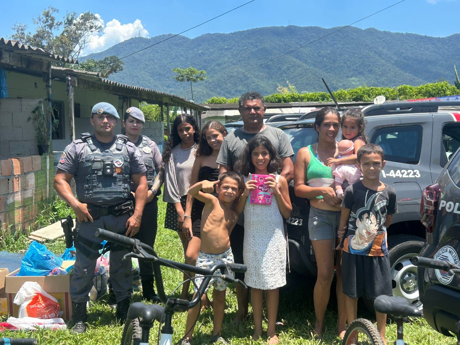 Criança de 2 anos pede boneca em cartinha à PM em Caraguatatuba, e policiais realizam desejo de Natal
