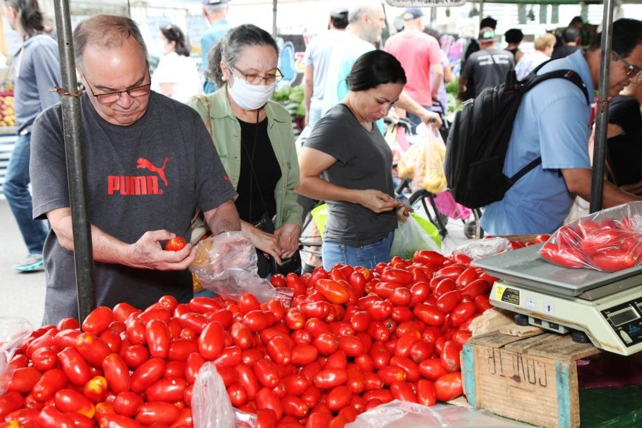Com banana mais barata, cesta básica tem queda de 3,37% em junho