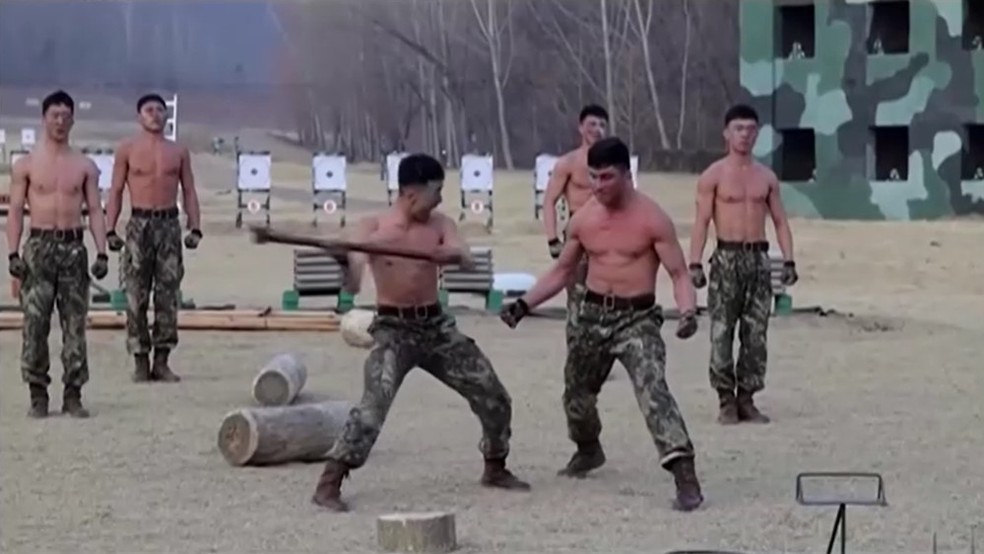 Soldados da Coreia do Norte fazem demonstrações de artes marciais durante visita de Kim Jong-un a base militar — Foto: Reprodução/KRT via Reuters