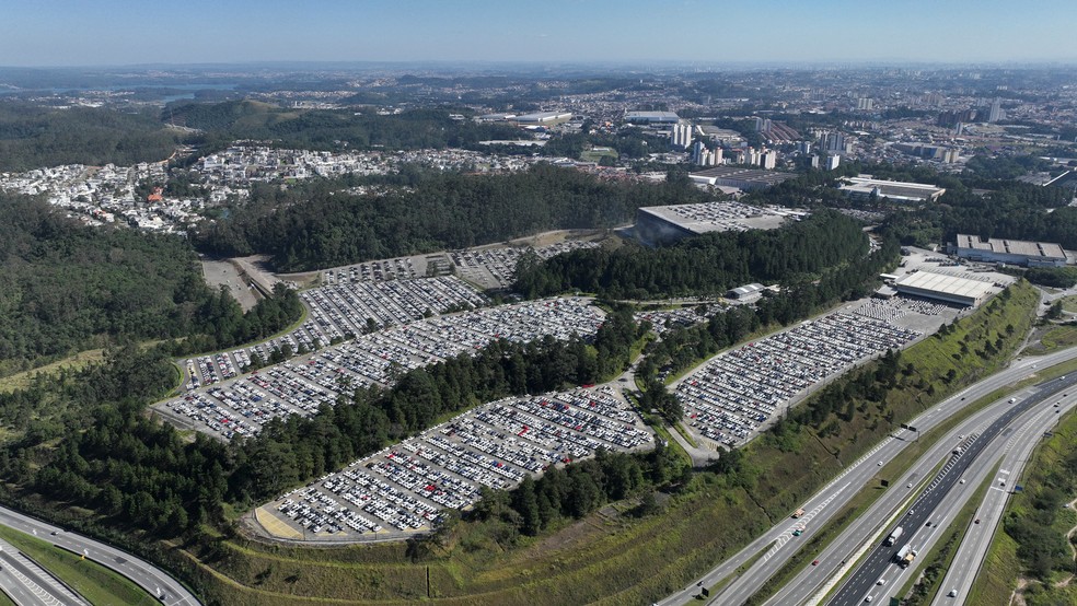 Imagem aérea do pátio da Volkswagen no ABC Paulista lotado de veículos nesta quarta-feira (28). — Foto: Leonardo Benassatto/Reuters