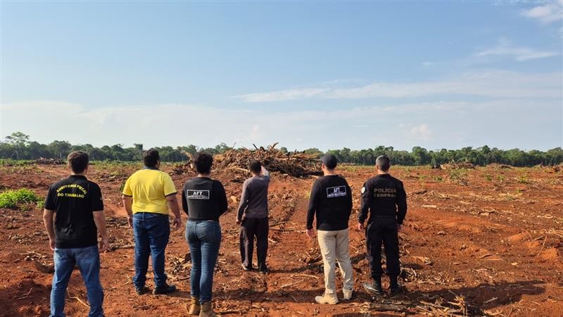 VÍDEO: trabalhadores resgatados mostram condições análogas à escravidão em fazenda isolada de MT
