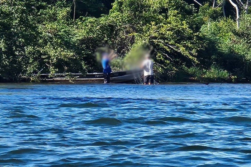 Pescador amador é multado em R$ 1,2 mil por utilizar rede de pesca no Rio Paraná em Presidente Epitácio (SP) — Foto: Reprodução/Polícia Ambiental