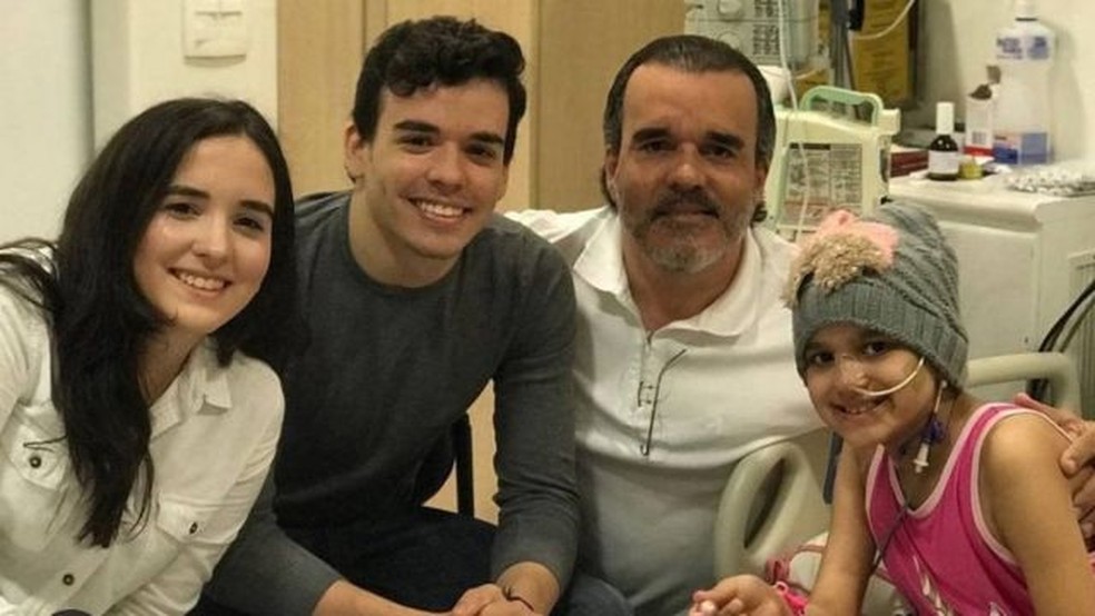 Anna Carolina, Pedro, Régis e Beatriz em hospital; família teve ao todo 11 diagnósticos de câncer.  — Foto: Arquivo pessoal 