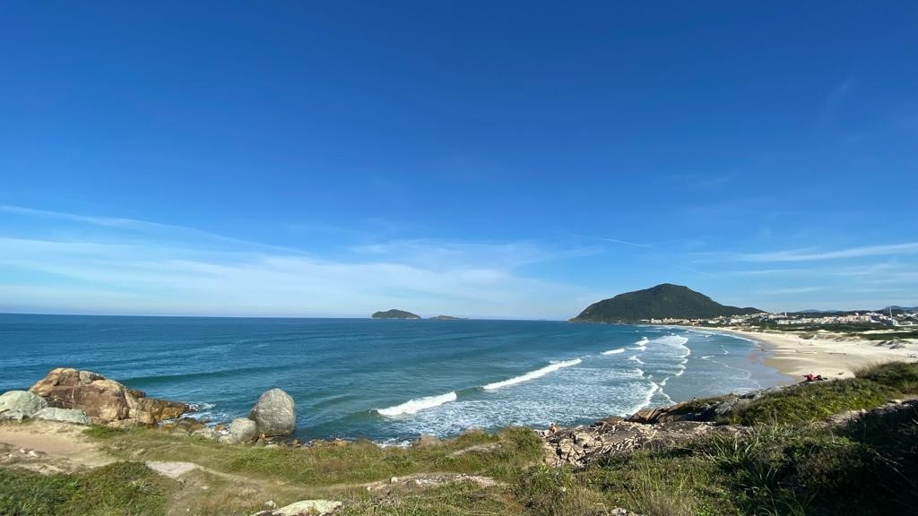 Corpo de homem é encontrado dentro de mala em orla de praia turística de Florianópolis