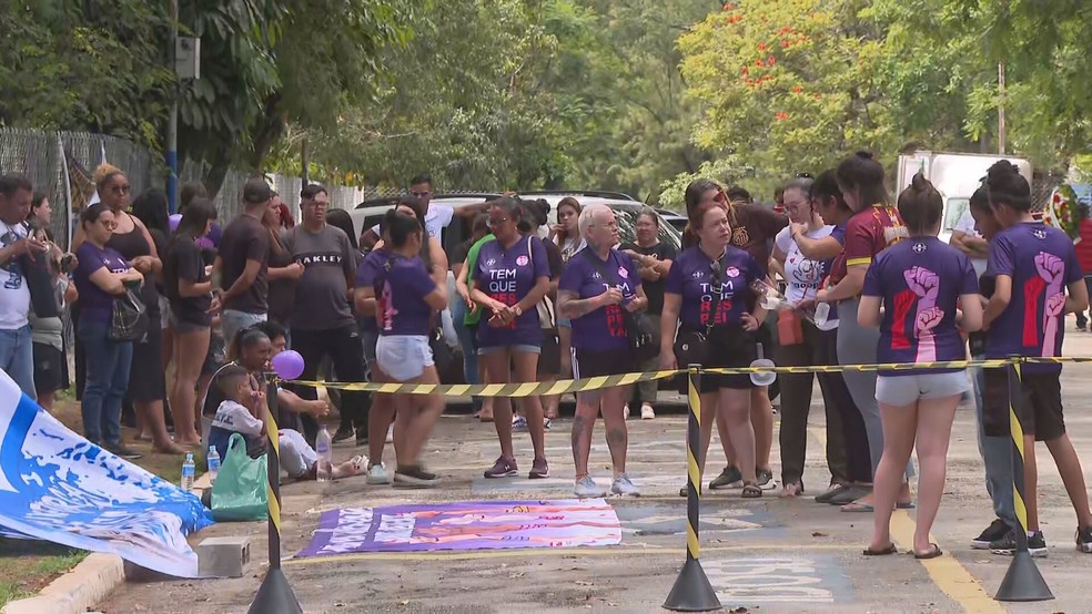 Amigas e familiares de Tainara pedem por justiça em velório — Foto: Reprodução TV Globo