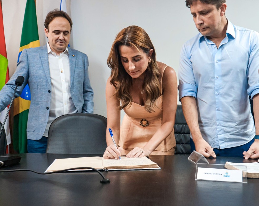 Prefeita eleita Juliana Pavan no ato de transferência de cargo em Balneário Camboriú — Foto: Divulgação