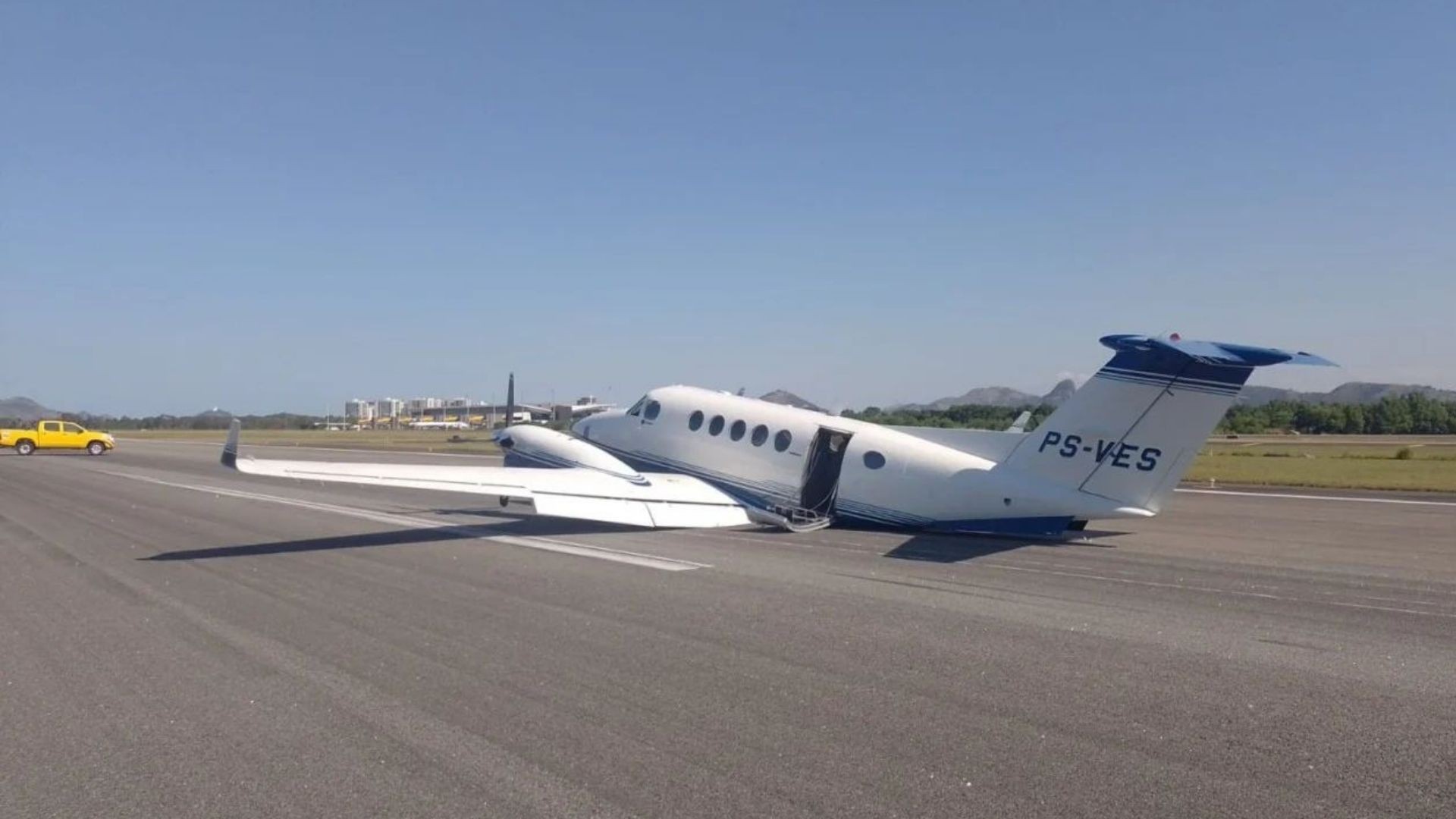 Avião faz pouso de barriga no Aeroporto de Vitória após falha no trem de pouso