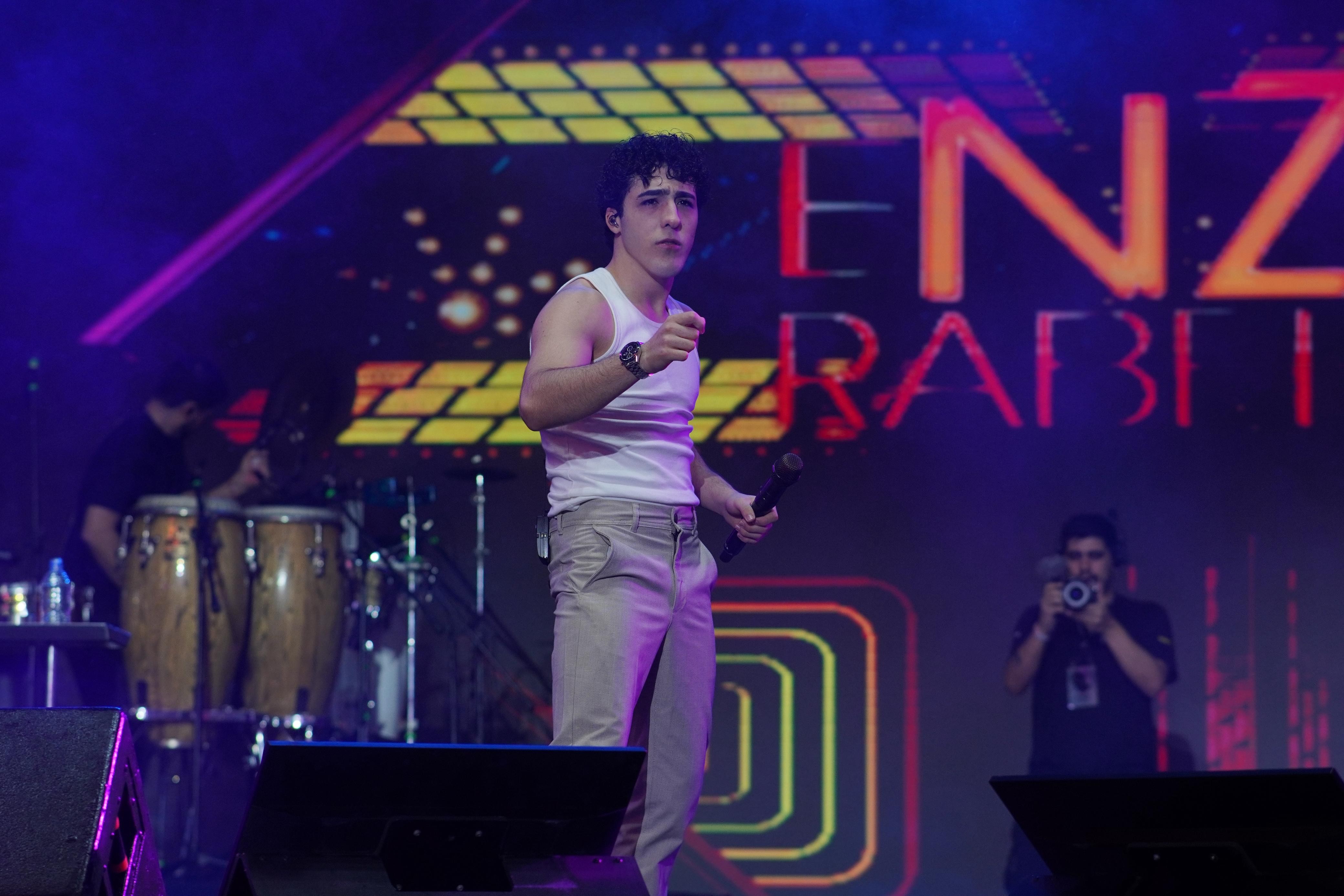 Filho de Bruno, da dupla com Marrone, Enzo Rabelo abre show do pai no São João de Campina Grande e rebate críticas por espaço nos palcos: ‘sou só um aprendiz’