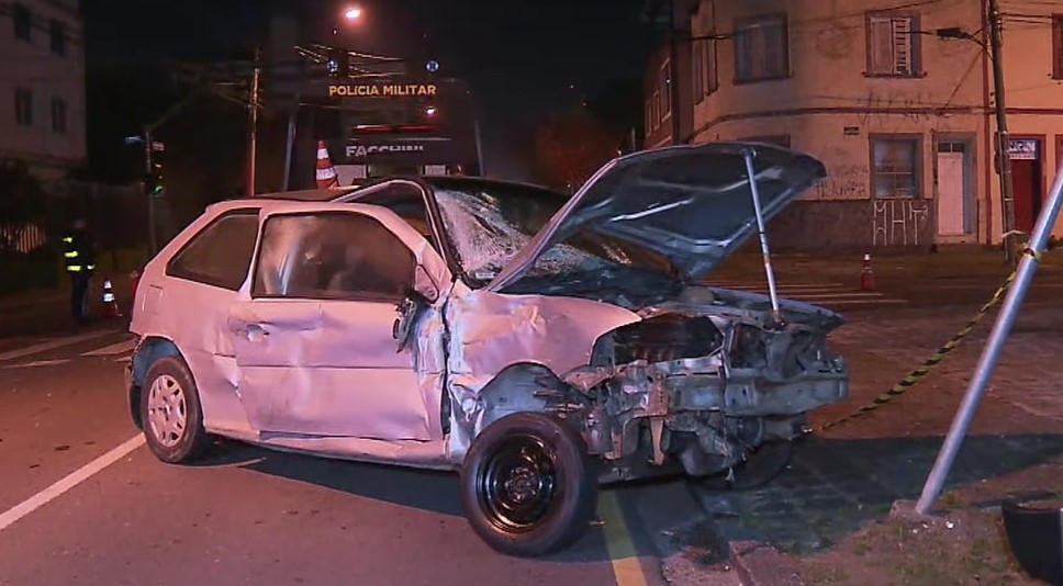 Motorista de carro morre depois de bater de frente com caminhão em Curitiba; VÍDEO