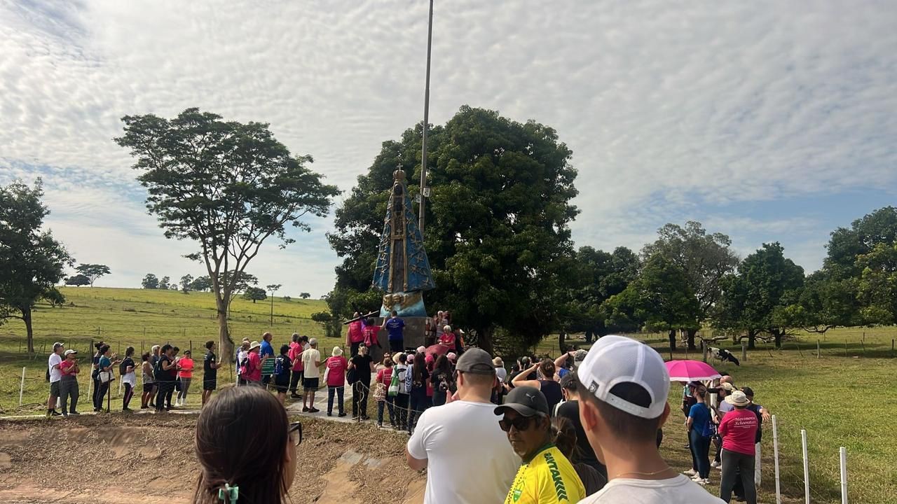 ‘A fé não tem fronteiras’: turistas viajam até 10 mil km para visitar santos gigantes às margens de rodovia no interior de SP