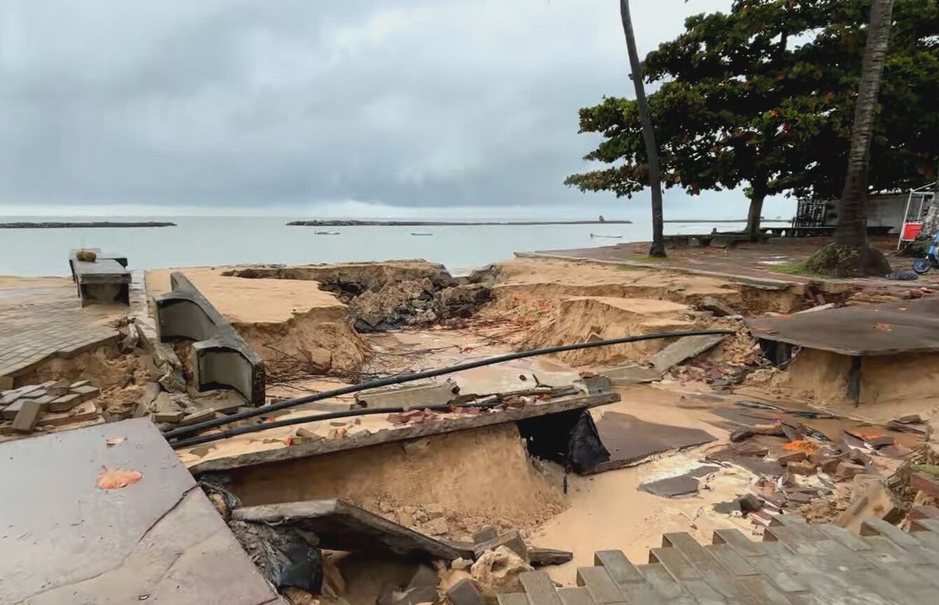 Chuva no Grande Recife alaga ruas, suspende aulas e abre cratera em orla; VÍDEO