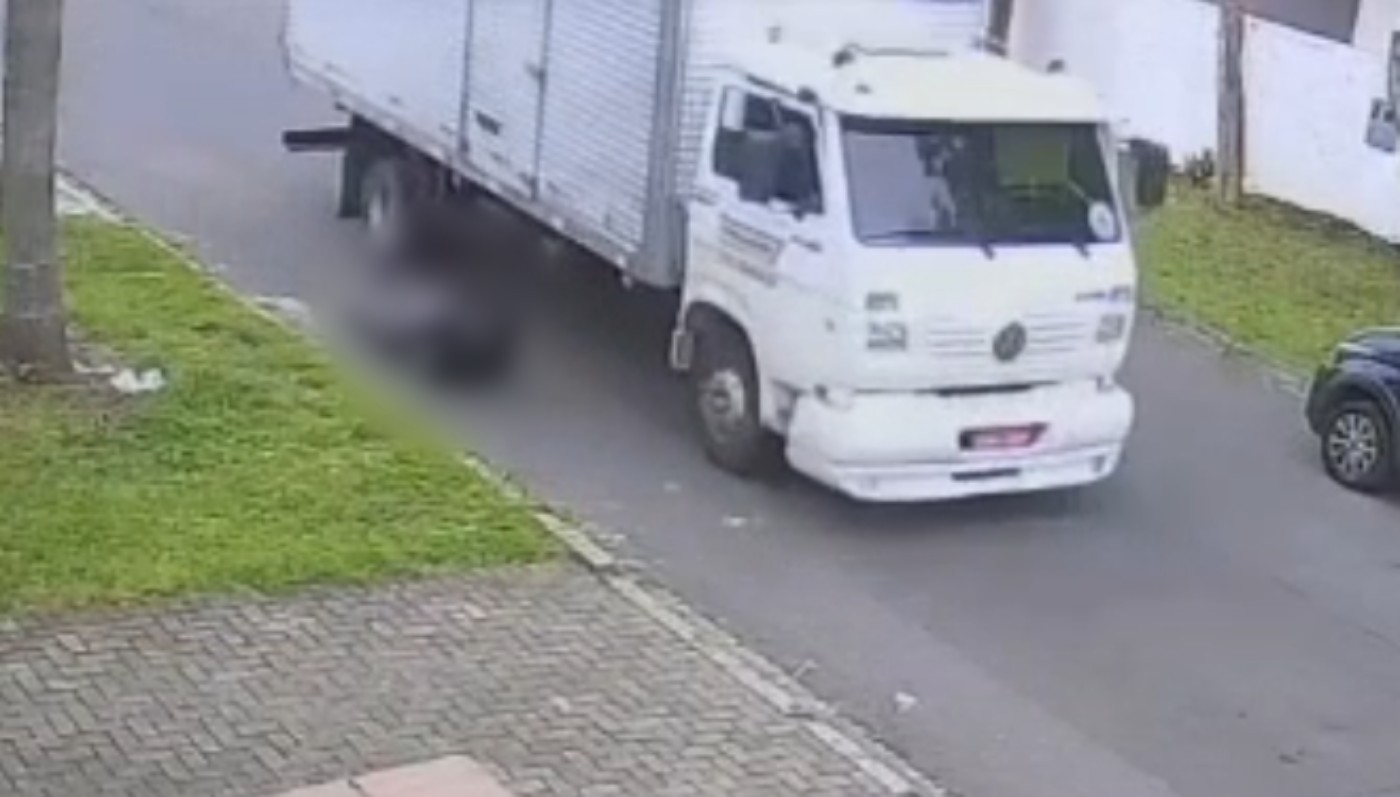 VÍDEO: funcionários saltam de caminhão desgovernado e ficam gravemente feridos, em Curitiba