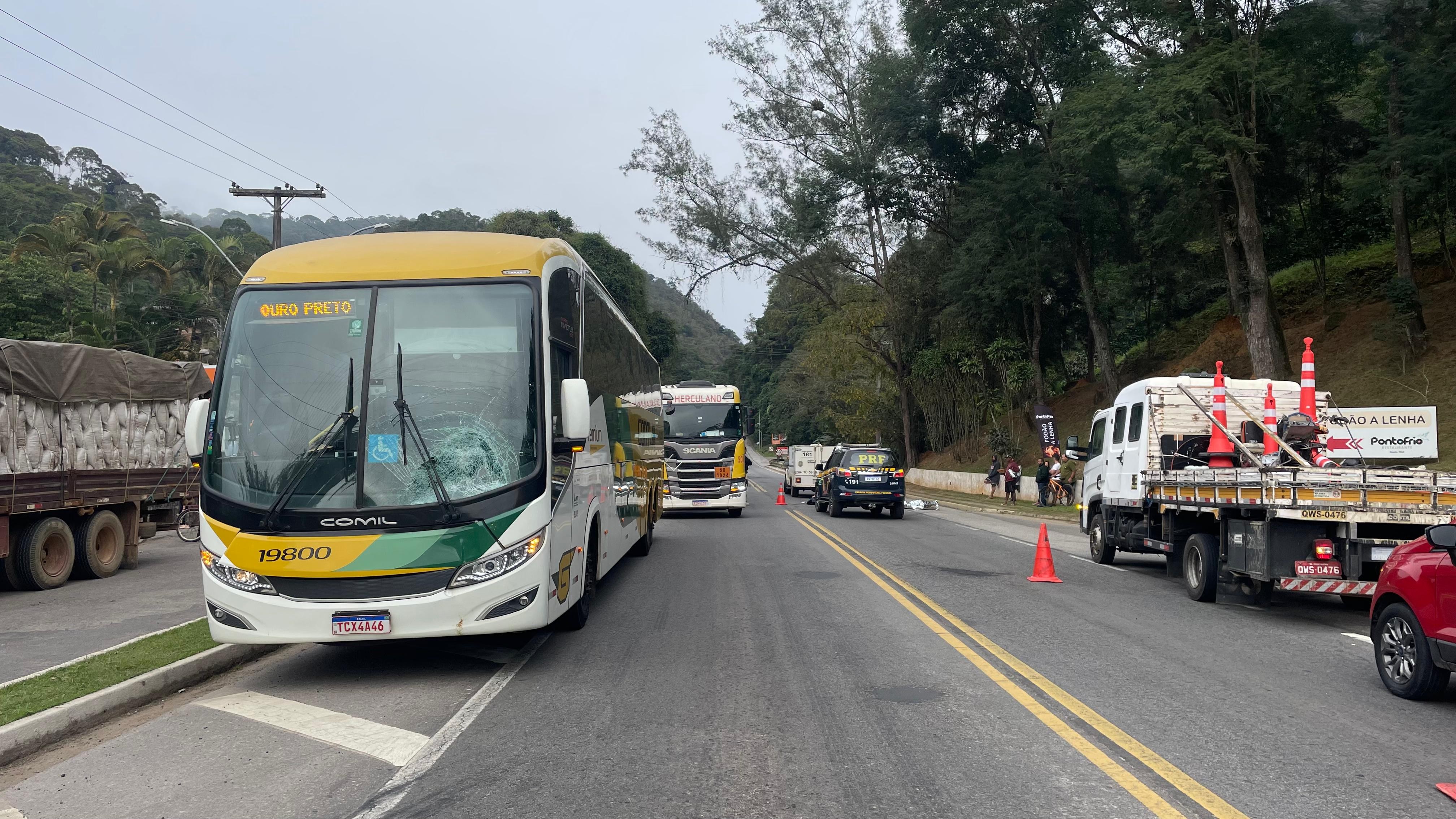 Homem morre atropelado por ônibus e BR-262 fica interditada no ES