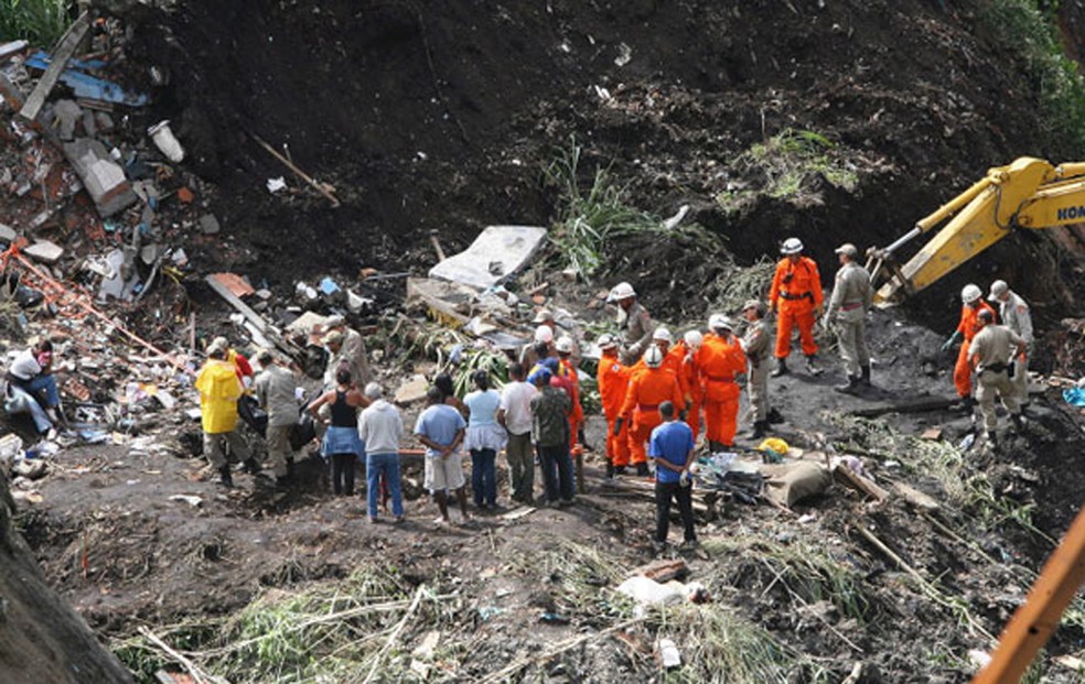 Pior chuva dos últimos 44 anos causa estrados e dezenas de mortes no começo do mês. O símbolo da tragédia na região é o deslizamento no Morro do Bumba, em Niterói, em área onde casas foram construídas sobre um antigo aterro sanitário — Foto: Carlos Ivan/Agência O Globo