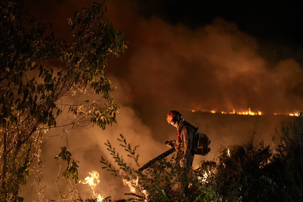 Bombeiro trabalha para conter as chamas em Pacon (MT), na regio do Pantanal, nesta quarta-feira (15).  Foto: Andre Penner/AP