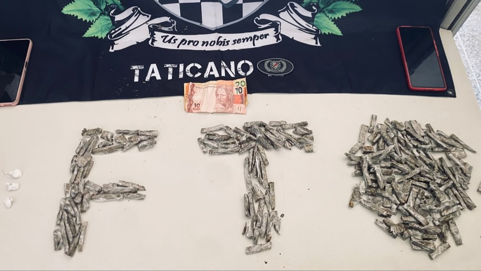 Agentes apreenderam 207 papelotes de maconha, cocaína e materiais para embalar drogas na casa dos suspeitos. — Foto: Polícia Militar/ Divulgação