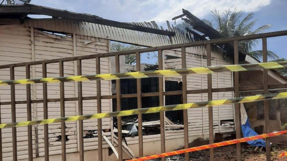 Incêndio atinge residência em Primavera, distrito de Rosana (SP) — Foto: Pontal News