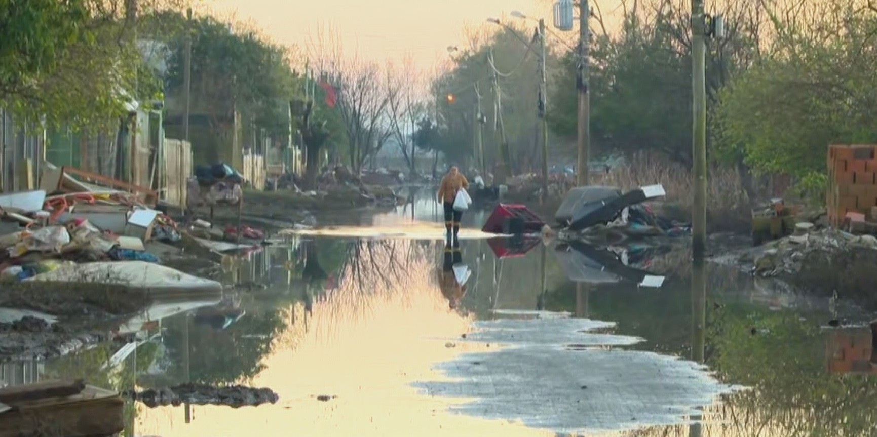 População de Alvorada convive com ruas alagadas, lixo e esgoto dois meses após enchente