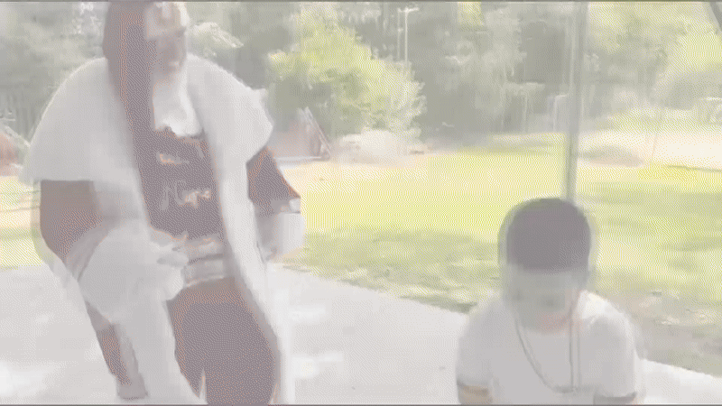 'Herói da comunidade': conheça Papai Noel Negro que leva magia e inclusão a moradores durante Natal em Alvorada