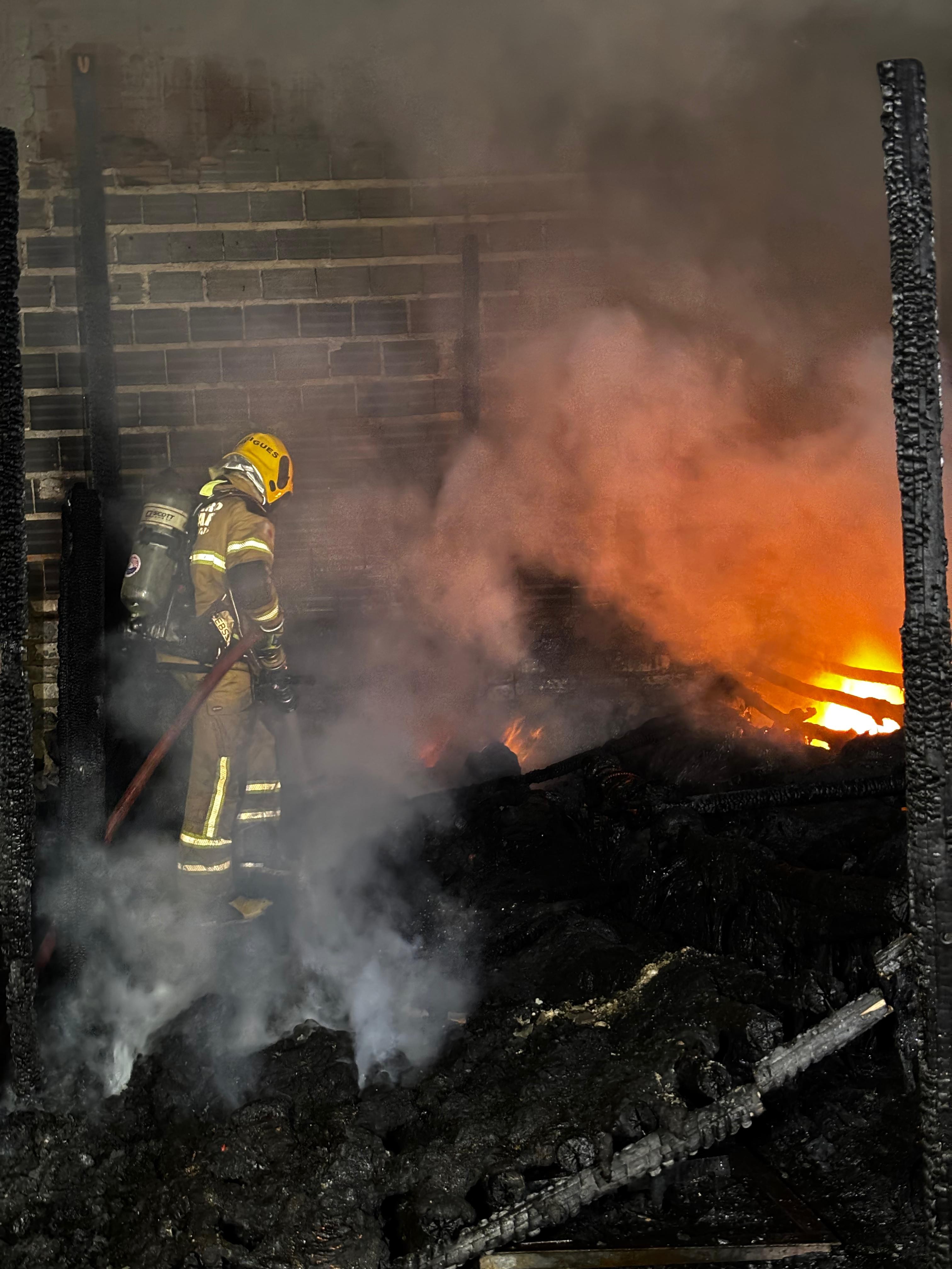 Incêndio de grandes proporções atinge galpão no Centro de Salinas; VÍDEO