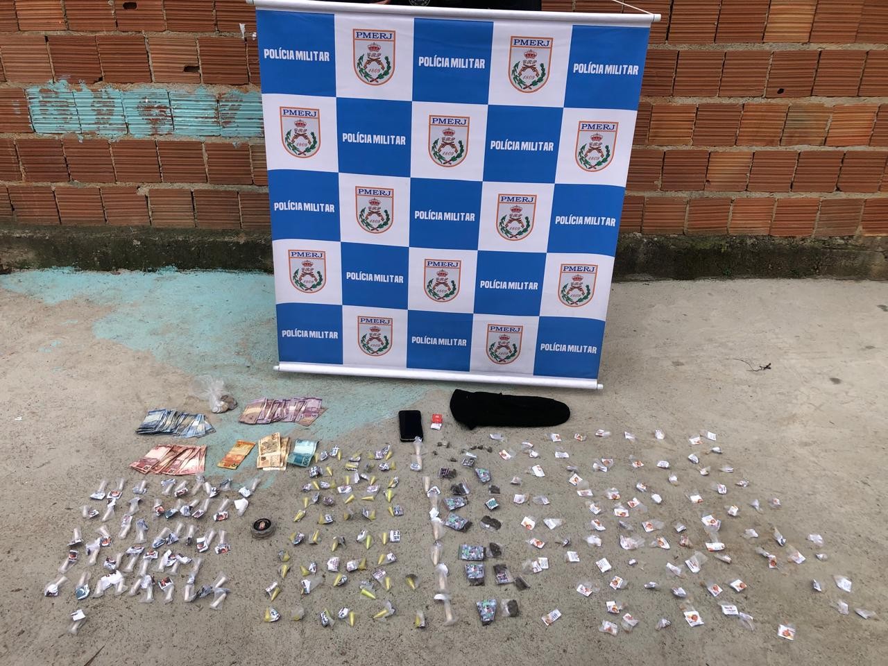 Jovem é preso por suspeita de tráfico de drogas em Resende