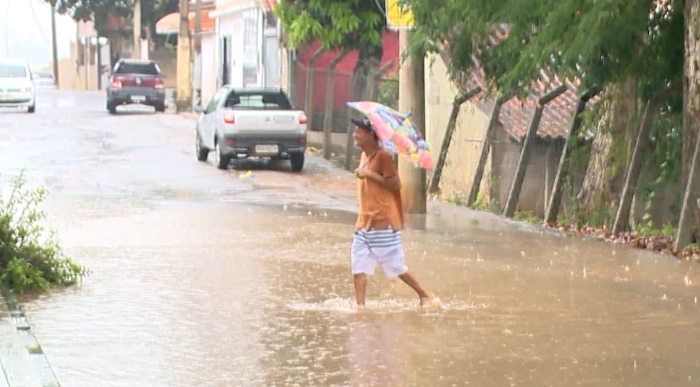 Chuva alaga ruas e causa estragos no Espírito Santo — Foto: Reprodução/ TV Gazeta