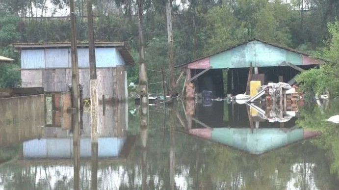 SC tem mudança em locais de votação após escolas viraram abrigos durante cheia de rio no Norte