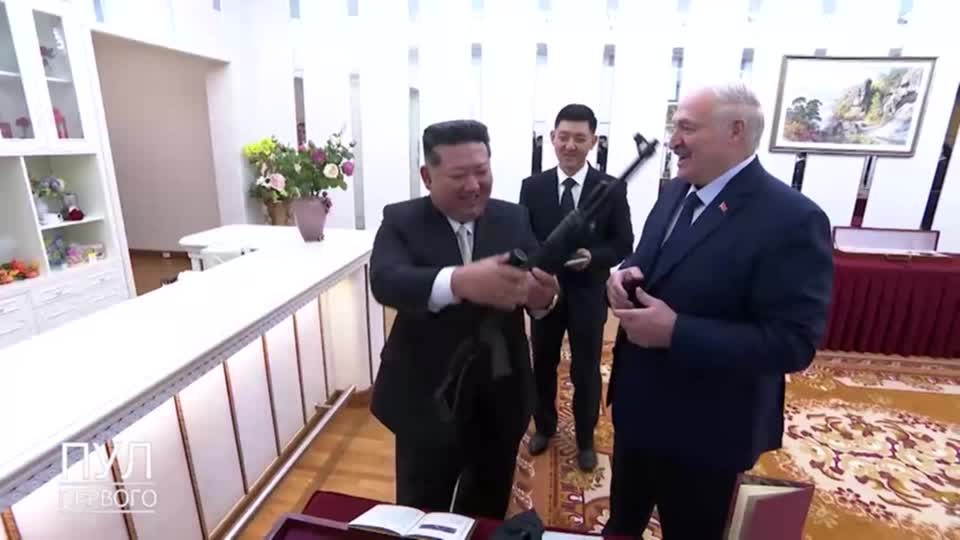 Presidente de Belarus dá fuzil a Kim Jong-un em encontro na Coreia do Norte: 'Caso apareçam inimigos'