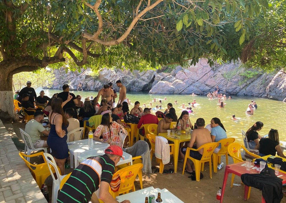Banhistas e frequentadores celebram a sangria do açude Orós, no Centro-Sul do Ceará — Foto: Ednardo Alves/SVM