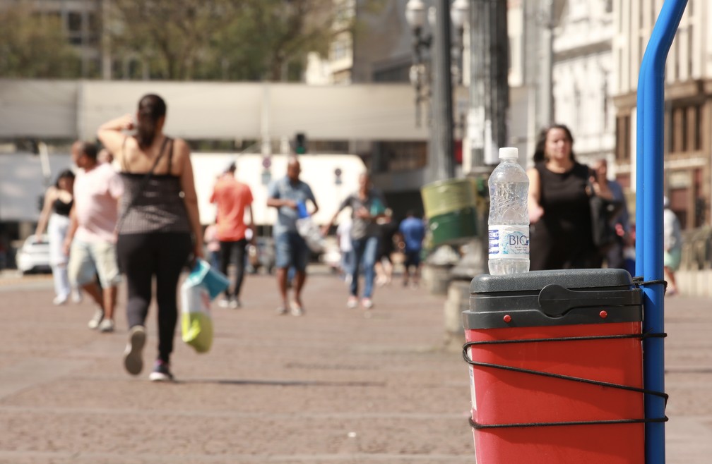 Água gelada à venda nesta quarta-feira (23) de calor intenso em São Paulo — Foto: Celso Tavares/g1