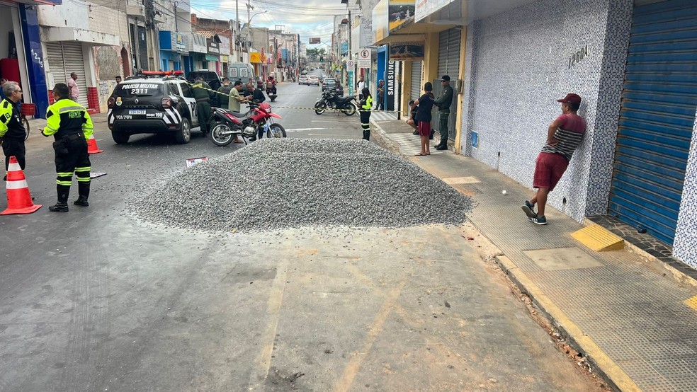 O monte de britas havia sido descarregado na frente de uma loja, que está passando por reformas. — Foto: Patrícia Silva/ SVM