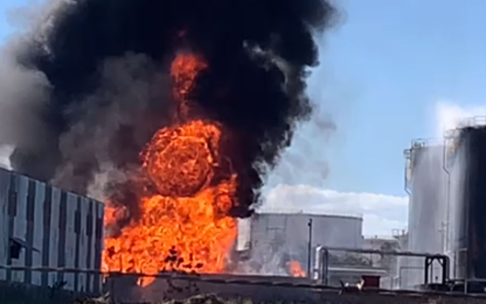 Incêndio mata funcionário e deixa feridos em distribuidora de polo petroquímico em Goiás; vídeo