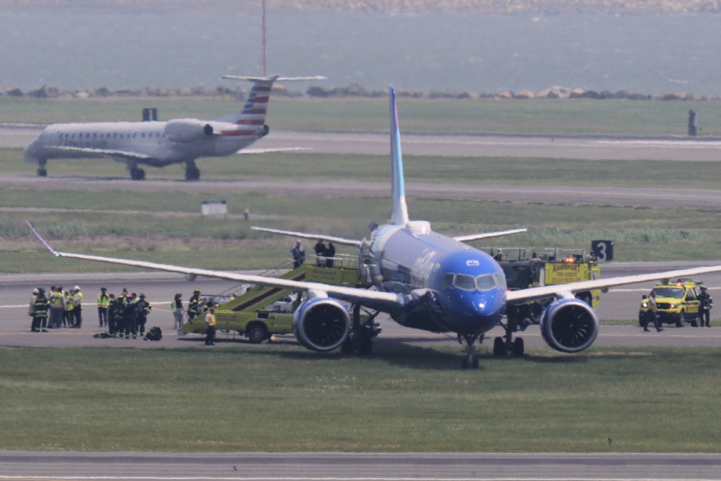 Avião sai da pista após pouso em aeroporto de Boston, nos Estados Unidos