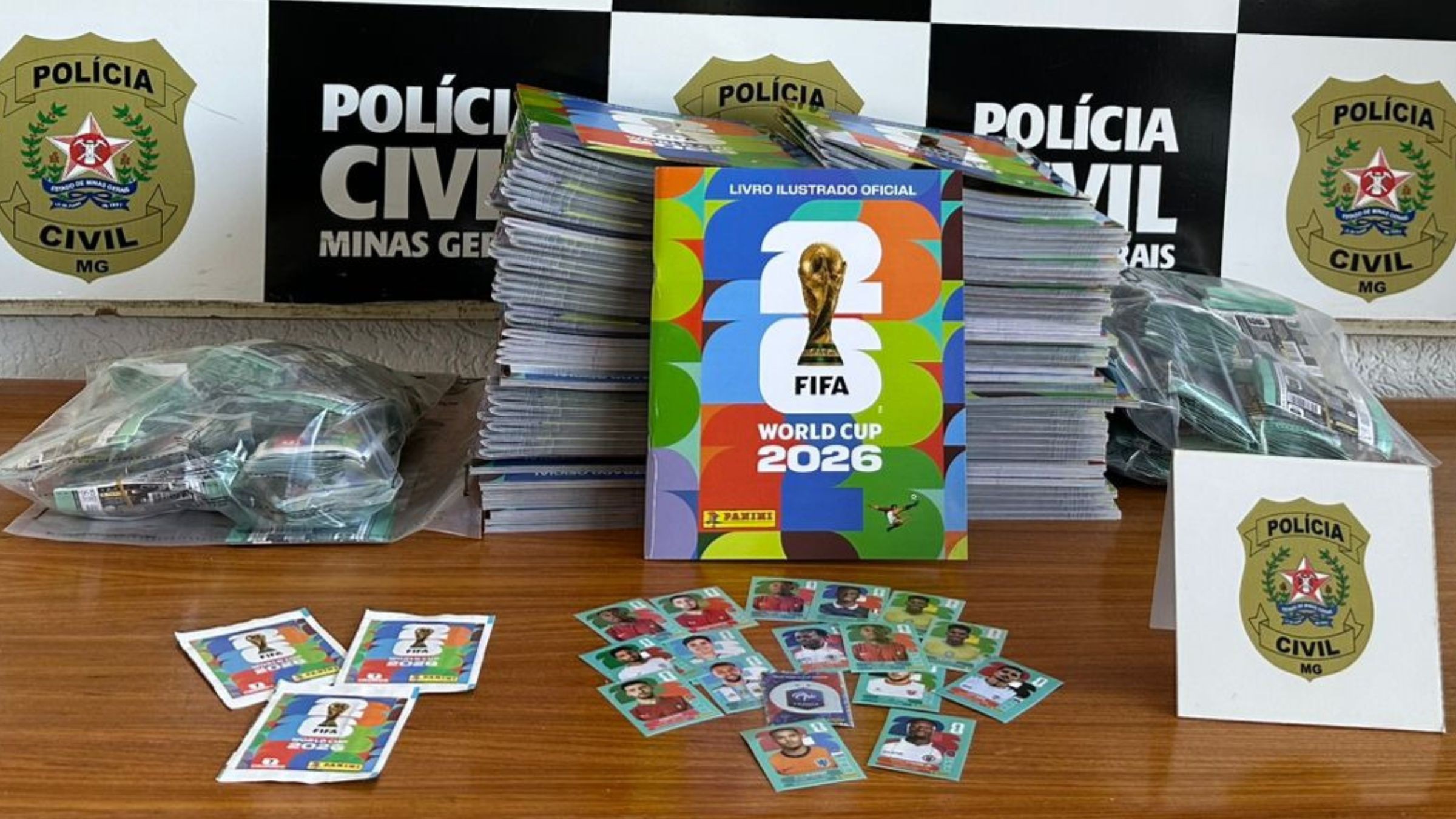 Mais de 650 pacotes de figurinhas e 100 álbuns da Copa são apreendidos por suspeita de falsificação em MG