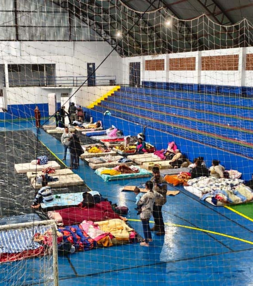 Abrigos públicos foram montados para pessoas que não tinham para onde ir — Foto: Reprodução e Defesa Civil